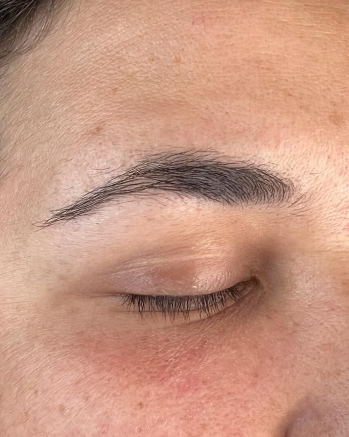 Antes: sobrancelhas com pouco volume